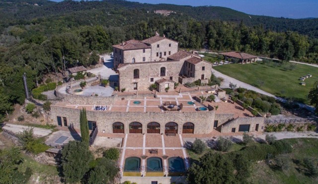 Big Estate near Siena - exclusive use up to 27 guests