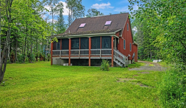 Camp Firefly - Adorable Cottage on Mooselookmeguntic Lake with sandy walk in