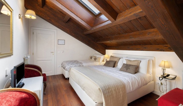 'Carlo Emanuele' Room with Shared Terrace, Wi-Fi and Air Conditioning