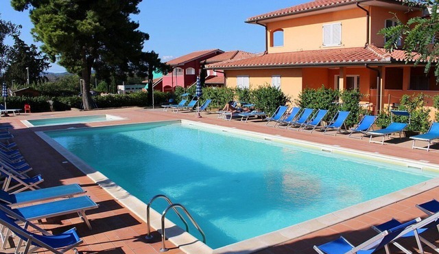 Casa Aliade D: A welcoming apartment that is part of a villa surrounded by the greenery.