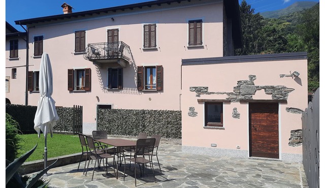 "Casa Alice" large private garden- lake and mountains- free WiFi