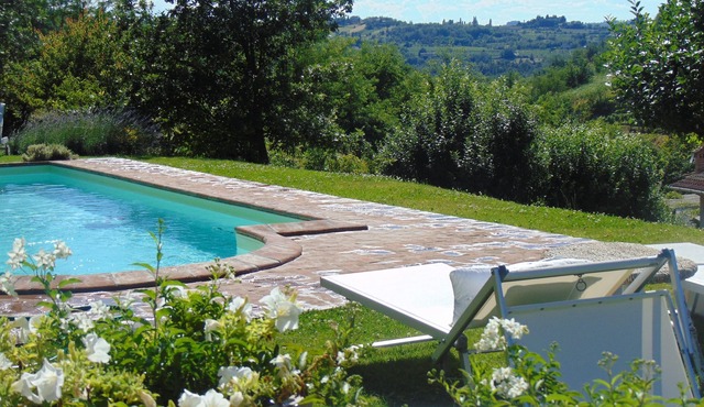 CASCINA BURRONI Old farmhouse from the 1600s among nature . wines . good food and swimming pool