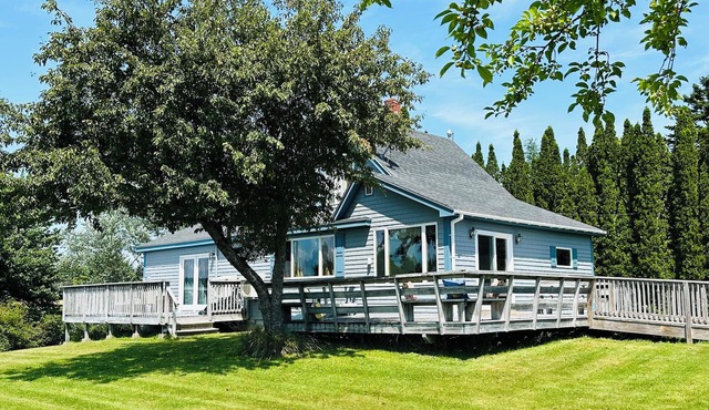 Charming 3-bedroom cottage in Roque Bluffs with ocean access and fire pit