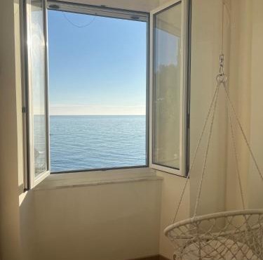 Charming Beach Flat with Seaview