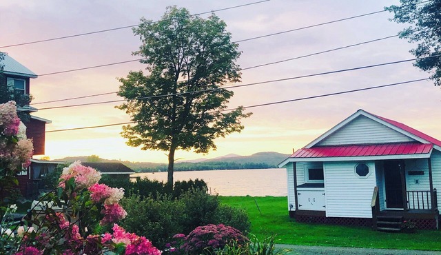 Charming, lake-front, 2-bedroom cabin with AC, WiFi in superb Derby