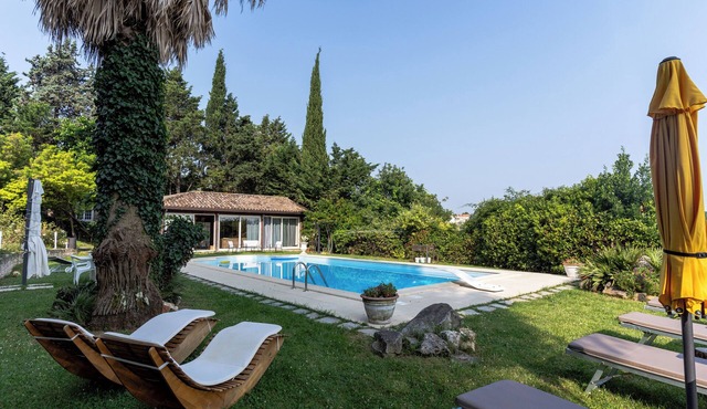 Charming studio apartment in a relais with pool in the hills