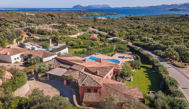 Classic villa, Cala di Volpe, minutes away from Sardinia's most iconic beaches