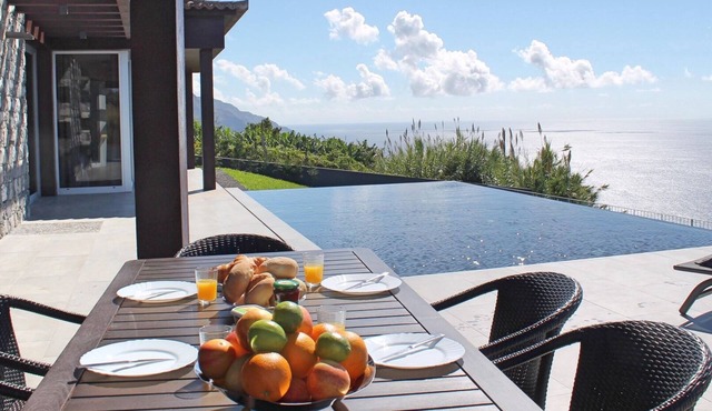 Cliff-top villa, panoramic sea-views | Cliffscape