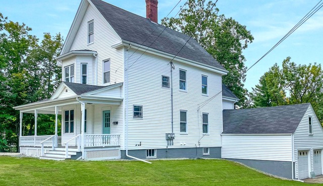 Close to local Beaches and Downtown.