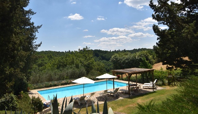 Comfortable apartment in Villa, with courtyard, swimming pool and garden