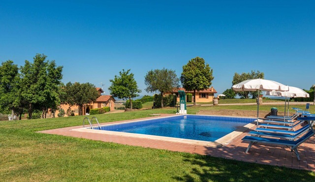 Cosy apartment in villa for 4 people with pool, WIFI, A/C, TV, terrace and pets allowed