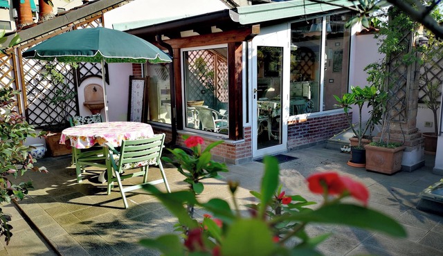 Cosy apartment with garden terrace, close to the central station and city center