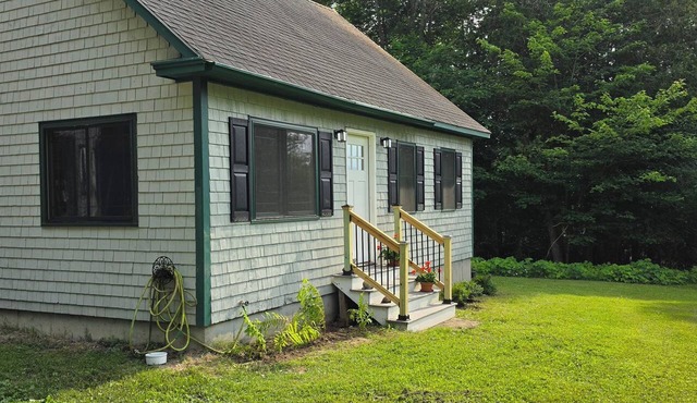 Cozy 3-bedroom house with AC on outskirts Ellsworth between Schoodic & Acadia.