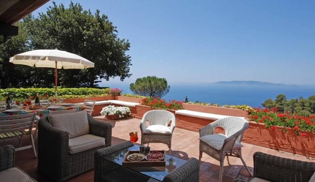 Cozy apt with sweeping sea view, beach club access at Cala Piccola bay. WiFi, AC