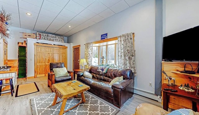 Cozy, ground-floor duplex retreat with direct shuttle service to Sugarloaf