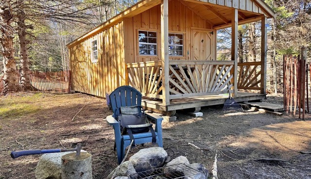 Cozy Off-Grid Cabin with Breathtaking Serene Views for a Peaceful Getaway Surrounded by Nature in Barton, Vermont