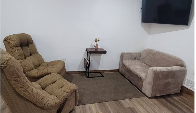Cozy open space apt with lg kitchen & access to trails for outdoor enthusiasts!