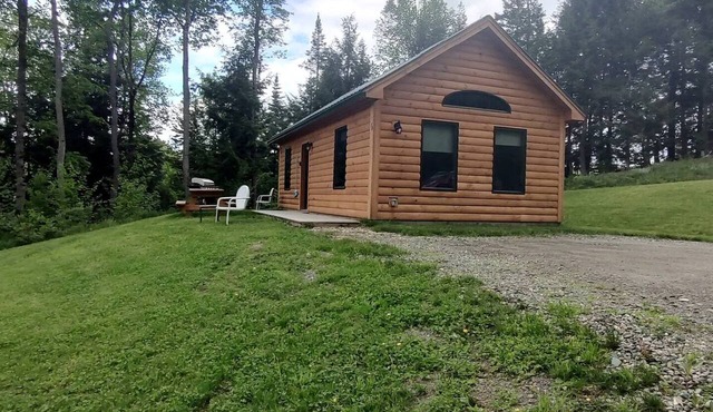 Cozy Pet-Friendly Cabin in Hyde Park, Vermont - Perfect for a Nature Escape near the Green River Reservoir State Park