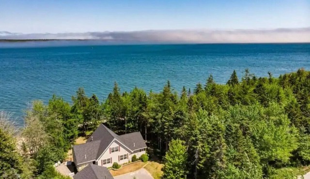 Designer Beachfront Chalet w/Theater, Arcade & Beach Firepit Near Schoodic