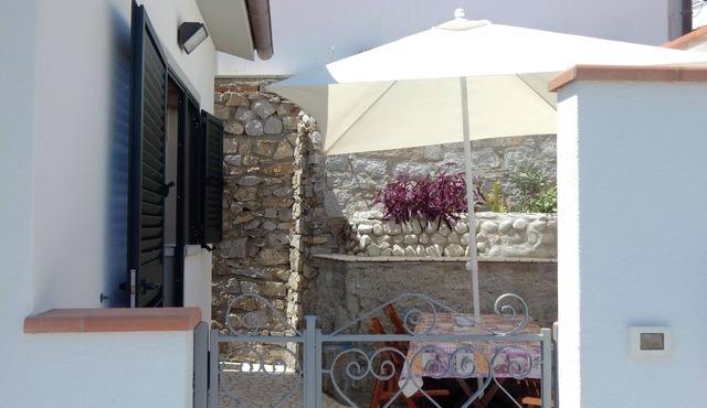 Detached house with private garden in private and convenient location
