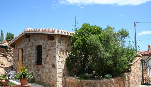 Detached cottage with spaiggia within walking distance, sea d mountain view!