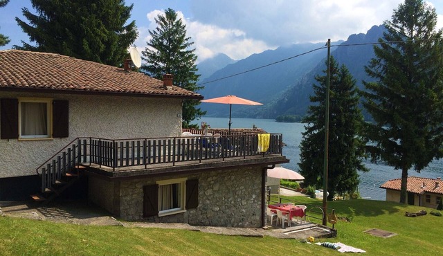 Directly on the lake with terrace and two bedrooms