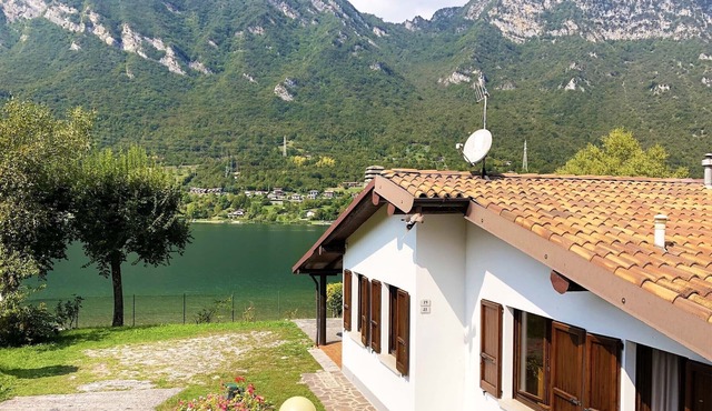 Directly on the lake