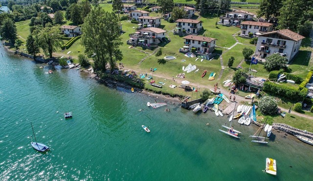 Directly on the lake with terrace for seven people