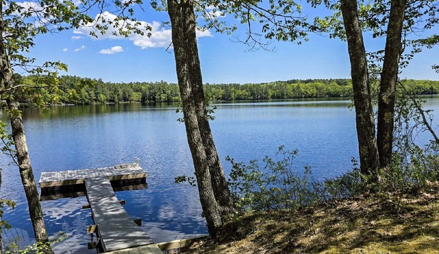 Discover Lazy Acres in Nobleboro: a cozy 2-bedroom retreat by the water.