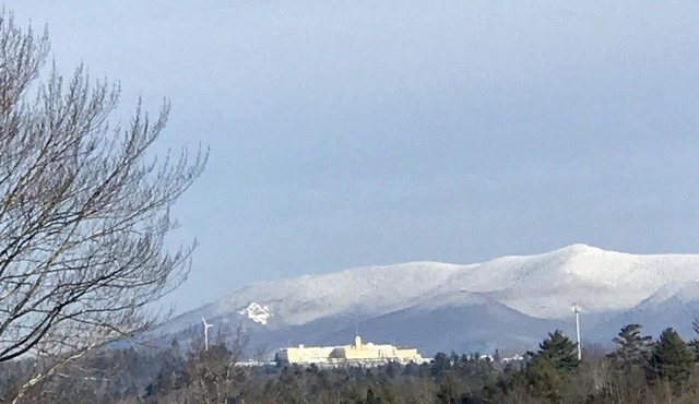 Discover tranquility in the White Mountains, your perfect 3-bed retreat