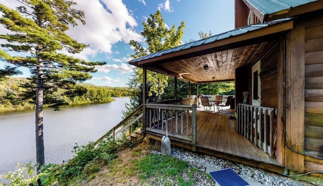 Dog-friendly, lakeside home w/private dock/deck/free WiFi