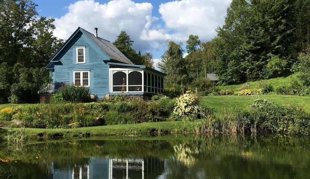 Eco-friendly charming Farmhouse w/Screen Porch, Swimming Pond, Gardens & Trails