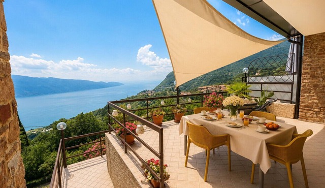 Elisa by Theater Home, with big terrace and marvellous lake view