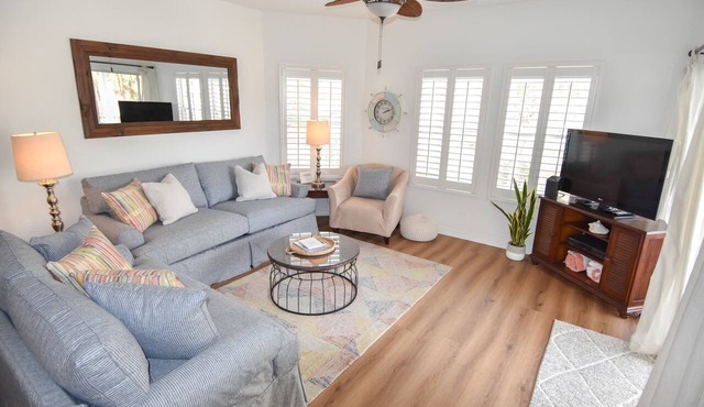Emerald Escape II - 2BR SPC Beach Walk