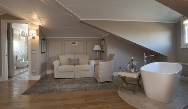 Exclusive 2-level suite apartment, panoramic terraces and balcony (Colbert)