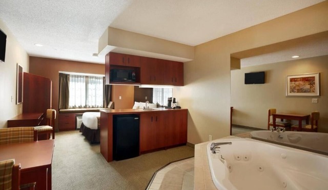 Experience Exceptional Hospitality- w/Hot tub ,Cozy rooms one/Two Queen bed.
