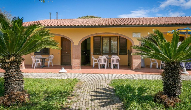 Farmhouse "Il Girasole - Fico D'India" with Shared Pool, Shared Garden & Wi-Fi