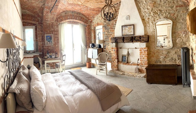 Fireplace Suite - country chic with heated hot tub in the garden