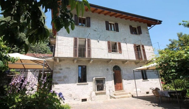 Frey House apt. 1, 2 and 3 at Lake Orta with pool and garden