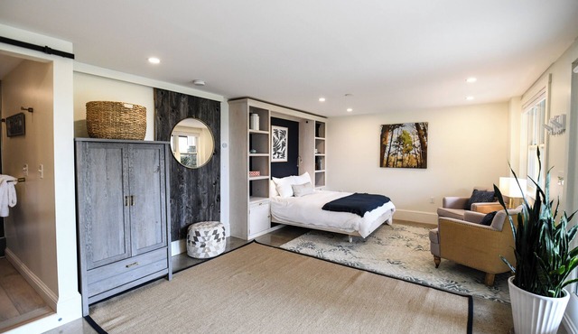 Garden-Level Studio for 2 on the Harbor in Kittery, Maine!