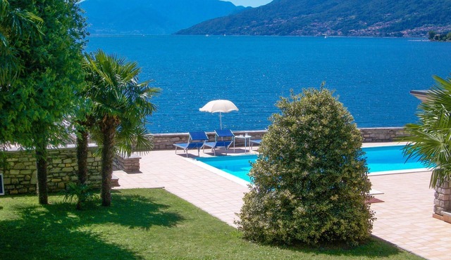 GiardinoLago Rosso Holiday flat on the lake with pool