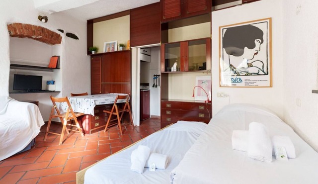 GuestHost - A practical 20 square meters studio apartment, perfect for two people, located on the ground floor of a building with a private entrance.The property is located in the Nervi neighborhood, just 400 meters from Caprafico beach, making it easy f