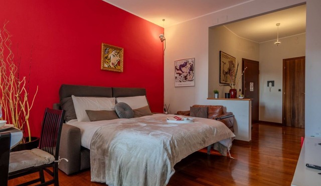 GuestHost - Between Lambrate and Città Studi, Pop Art is a modern and unique two-room apartment, renovated and stylishly furnished for your stay in Milan. Bright and spacious, it features a beautiful kitchen, a double bedroom, a living room with books,