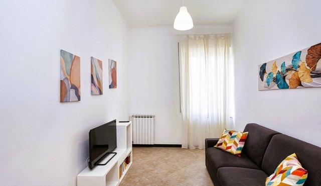 GuestHost - Cozy 80 sqm apartment, ideal for 5 people, located on the fifth floor of a building with a lift (NOT suitable for disabled people).The property is located in a residential area of ​Genoa, well served and complete with all comforts. The l