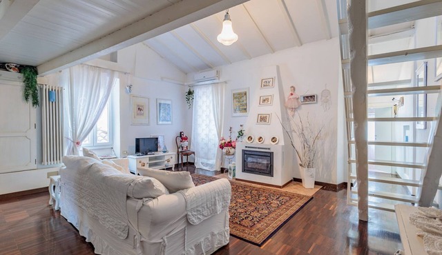 GuestHost - Elegant 107 sqm apartment in Bergamo, ideal for 3 people. Located in the Borgo San Leonardo neighborhood, known for its historic streets, charming shops, and excellent restaurants. Equipped with A/C and WiFi, the apartment offers comfort and