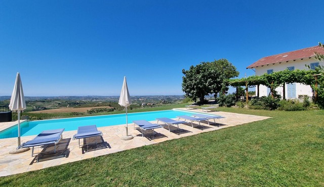 Hilltop, stunning view and infinity pool!