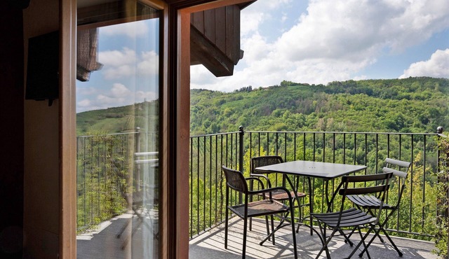 Holiday Home 'La Corte di Langa Alloggio Ambra' with Mountain View, Pool & Wi-Fi