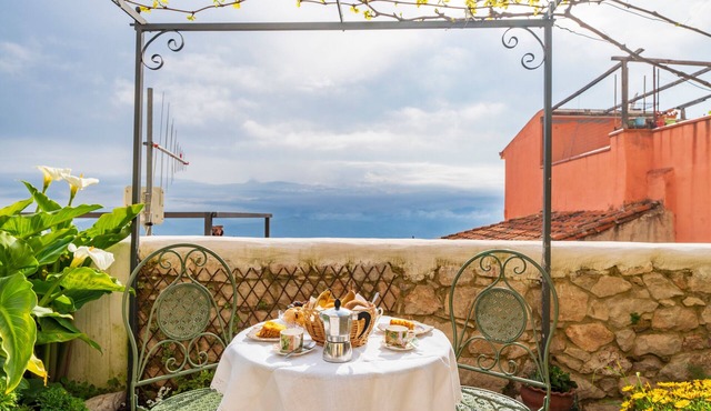 Holiday Home 'Casa Della Nonna Nel Borgo' with Mountain View, Private Garden and Wi-Fi