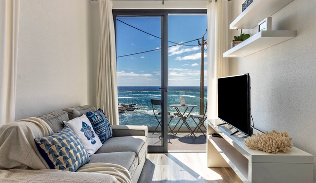 Holiday Home 'Casa Homem Do Mar' with Sea View, Balcony and Wi-Fi