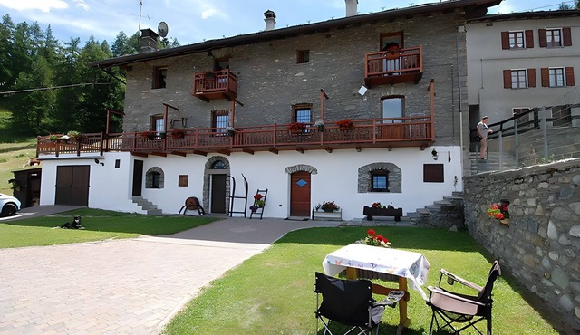 Holiday Home 'Maison Cerise' with Mountain View, Private Garden and Wi-Fi